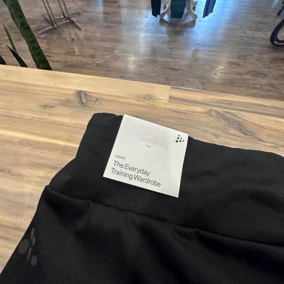 Craft Adv Essence Short Tights - Picture 3 of 5